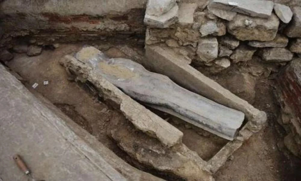Γαλλία: Μυστήριο με σαρκοφάγο που βρέθηκε θαμμένη κάτω απο τη Παναγία των Παρισίων